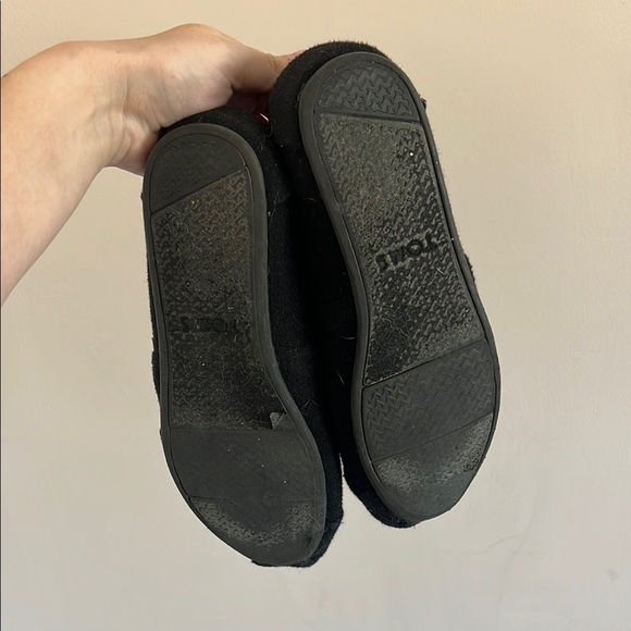Toms Black Minimalist Slip-On Flats - Picture 4 of 8